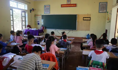 Nghệ An: Học sinh vùng tâm lũ Quỳ Châu đi học trở lại