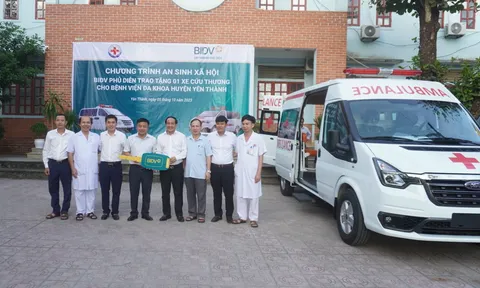 Ngân hàng tặng xe cứu thương cho bệnh viện