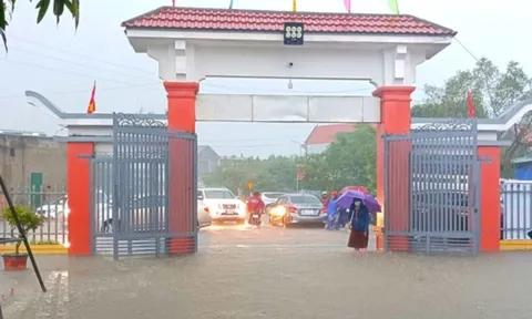 Hơn 18.000 học sinh Hà Tĩnh nghỉ học vì mưa