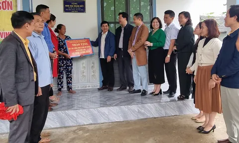 Trao nhà Đại đoàn kết cho hộ nghèo ở huyện Anh Sơn