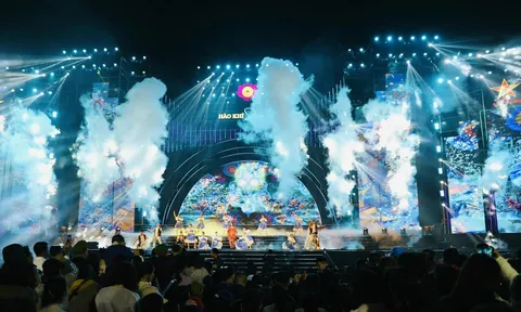 Hàng nghìn người chen chân thưởng thức chương trình nghệ thuật Countdown tại TP. Vinh