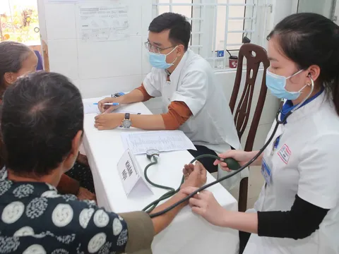 Khám bệnh, cấp thuốc miễn phí cho hơn 1.000 người dân ở Huế