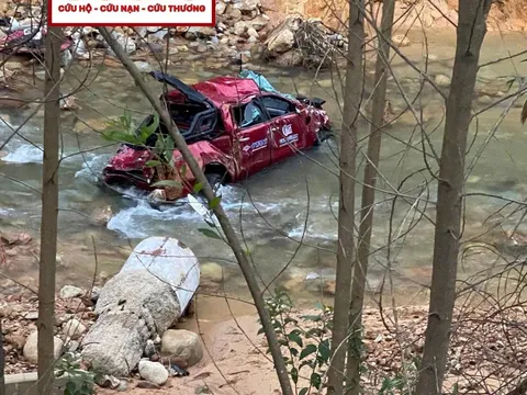Va chạm trên cao tốc La Sơn - Túy Loan, ô tô bán tải chở 4 người rơi xuống suối