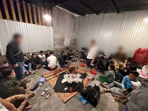 Bắt quả tang 18 đối tượng đánh bạc tại quán cà phê ở xã Đan Điền