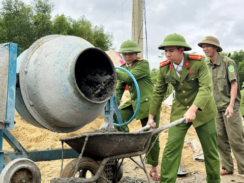Công an thành phố Huế về đích thần tốc trong Chiến dịch Quang Trung  dựng nhà cho dân vùng lũ