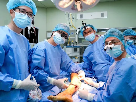 Bệnh viện Trung ương Huế thực hiện thành công ca phẫu thuật điều trị u ác tính xương hàm cho bệnh nhân 14 tuổi