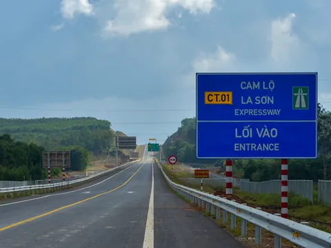 Tạm dừng khai thác cao tốc Cam Lộ - La Sơn vào ban đêm