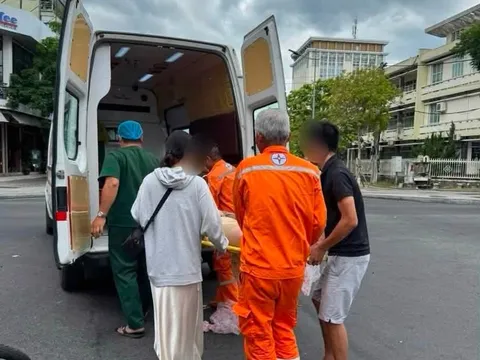 Nhân viên Điện lực Nam Sông Hương kịp thời hỗ trợ hai du khách gặp nạn giao thông