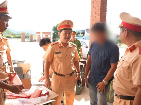 Trạm Cảnh sát giao thông Công an thành phố Huế phát hiện phương tiện vận chuyển hơn 27.000 bao thuốc lá nhập lậu