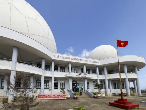 “Siêu âm” bầu trời giữa trùng khơi