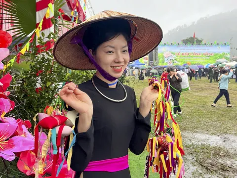 Sắc xuân trên ruộng hội Lồng Tồng