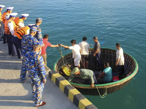 Giữ nhịp sống giữa trùng khơi từ đôi bàn tay người Thầy thuốc nơi đảo xa