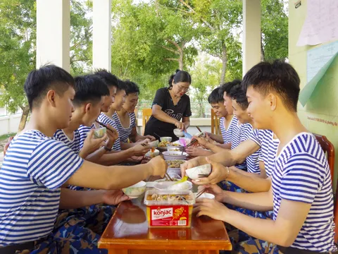 Ấm tình quân dân từ những bữa cơm quê