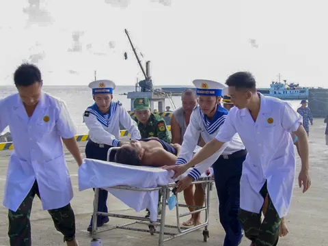 Những giọt máu hồng cứu người giữa trùng khơi