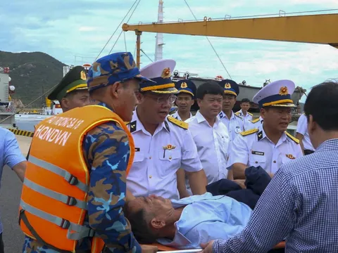 Vùng 4 Hải quân bàn giao 32 ngư dân gặp nạn trên biển cho địa phương
