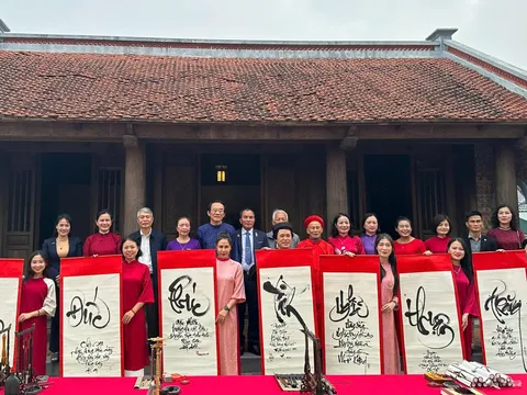 Thư pháp Truyện Kiều bản Tiên Điền - Di sản gia tộc trở thành nguồn lực phát triển bền vững