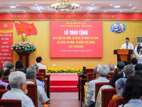 Phường Văn Miếu - Quốc Tử Giám trao tặng Huy hiệu Đảng cho 118 đảng viên
