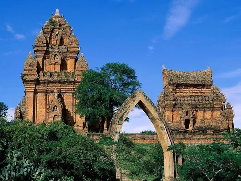 Bảo tồn và phát huy di sản văn hóa Chăm trong phát triển du lịch Khánh Hòa