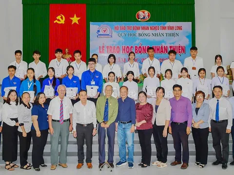 Vĩnh long: Trao tặng 320 suất học bổng cho học sinh tại 34 trường THPT