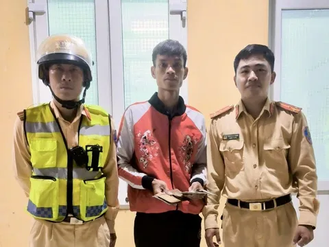 CSGT Huế kịp thời trả lại tài sản cho người đánh rơi