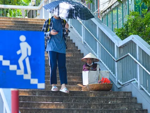 Miền Bắc nắng nóng trên 38°C, chiều tối nguy cơ dông lốc