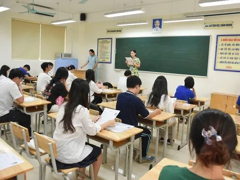Thí sinh Hà Nội hồi hộp làm thủ tục thi lớp 10, sẵn sàng bước vào kỳ thi lớn