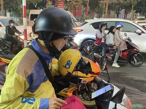 Xe ôm công nghệ chạy xe xăng chưa bị cấm vào vùng lõi Hoàn Kiếm từ 1/7
