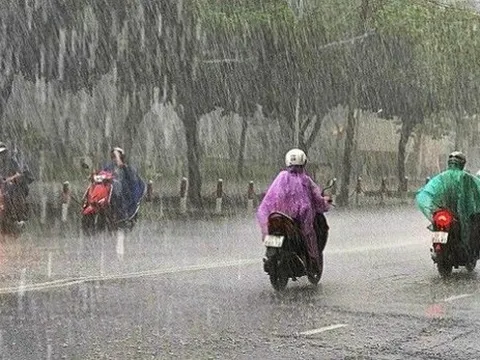 Áp thấp nhiệt đới rời Biển Đông, miền Bắc vẫn hứng mưa lớn
