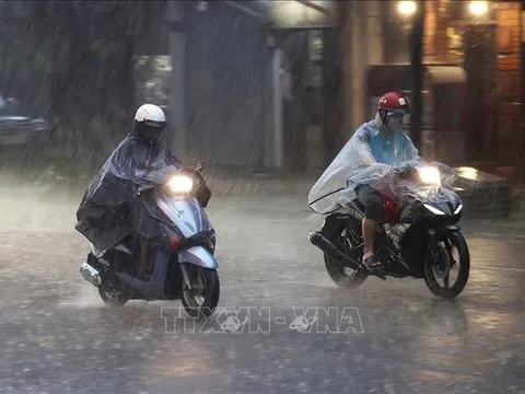 Nắng nóng kéo dài đến hết ngày, tối nay miền Bắc mưa dông trở lại