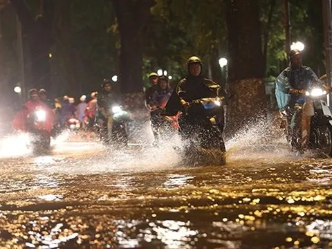 Người dân Hà Nội đề phòng dông mạnh, mưa lớn trong những ngày tới