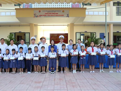 Hải đoàn 129 Hải quân thăm, tặng quà học sinh nghèo vượt khó tại tỉnh Đồng Tháp