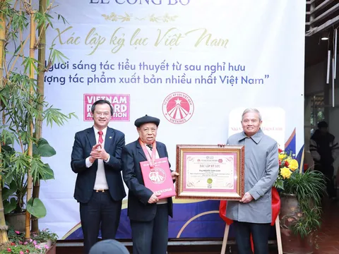 Tiến sỹ Nguyễn Thiện Luân nhận kỷ lục về số lượng tiểu thuyết viết sau nghỉ hưu nhiều nhất Việt Nam