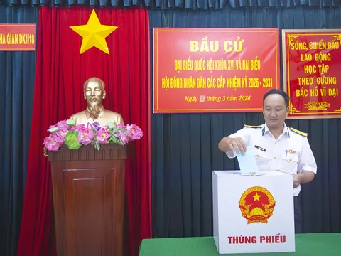 Vượt sóng, hoàn thành bầu cử sớm trên biển