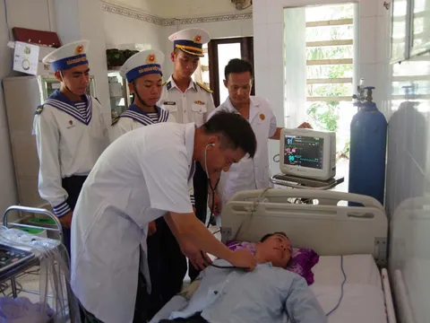 Trung tâm y tế Trường Sa tiếp nhận, điều trị ngư dân bị viêm loét dạ dày hành tá tràng