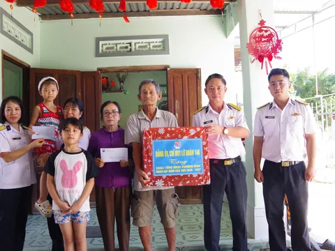 Lữ đoàn 146 tặng quà, tiếp sức con ngư dân trước thềm năm học mới