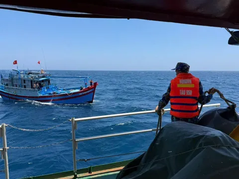 Tàu 950, Vùng 4 Hải quân cứu kéo tàu cá cùng 13 ngư dân gặp nạn trên biển