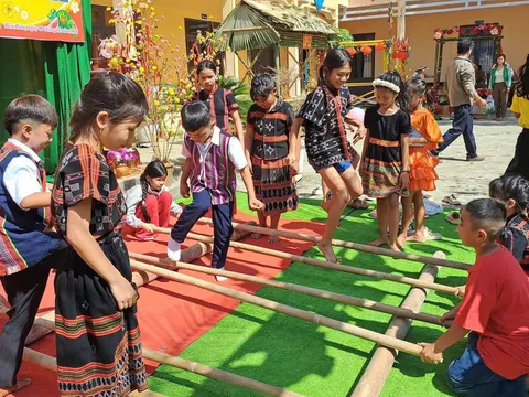 Để trẻ em vùng cao lớn lên cùng bản sắc dân tộc