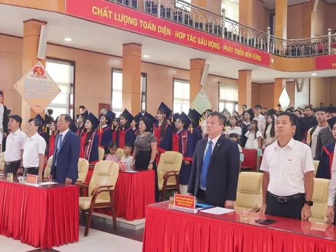 Trường Đại học Sao Đỏ trao bằng cho 136 tân cử nhân, mở rộng hợp tác doanh nghiệp ngay trong lễ bế giảng