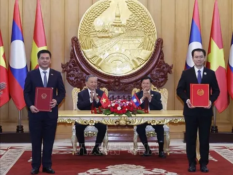 Tổng Bí thư Tô Lâm chứng kiến trao các văn kiện hợp tác Việt Nam - Lào