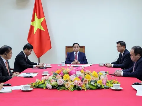 Thủ tướng Phạm Minh Chính điện đàm với Thủ tướng Singapore Lawrence Wong