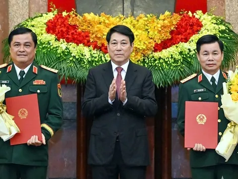 Chủ tịch nước trao Quyết định thăng quân hàm Thượng tướng đối với hai sĩ quan quân đội