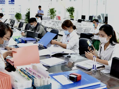 Đang là chuyên viên chính, có được chuyển ngạch sang làm giáo viên THPT không?