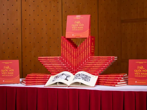 Cuốn sách “80 năm Quốc hội Việt Nam - Những dấu ấn lịch sử”