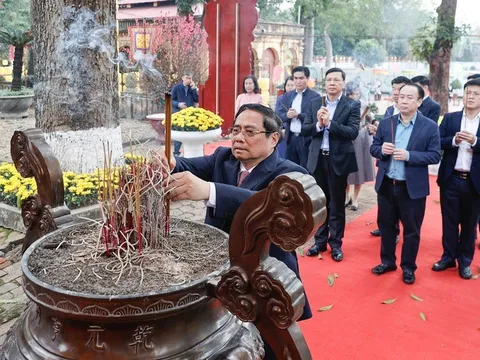 Thủ tướng Phạm Minh Chính dâng hương tại Hoàng thành Thăng Long