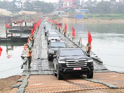 Thông xe cầu phao Đoan Hùng, nối đôi bờ sông Lô lúc trưa 29 Tết Nguyên đán