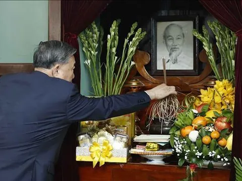 Tổng Bí thư Tô Lâm dâng hương tại Khu Di tích Hoàng thành Thăng Long và Di tích nhà 67