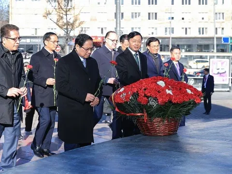 Thủ tướng Phạm Minh Chính dâng hoa tại Tượng đài Chủ tịch Hồ Chí Minh ở Moscow