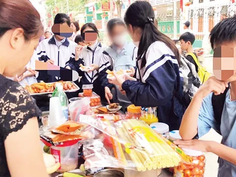 Người bán chất gây nghiện, thực phẩm không bảo đảm an toàn cho trẻ em bị phạt tới 40 triệu đồng