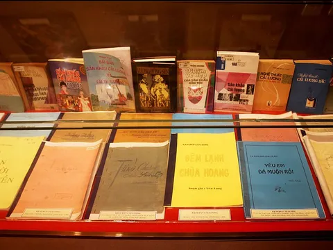 Phê phán khuynh hướng sáng tác lệch lạc làm phương hại nền văn học, nghệ thuật cách mạng