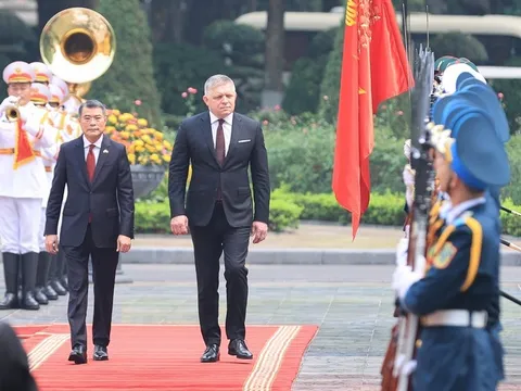 Thủ tướng Lê Minh Hưng chủ trì lễ đón Thủ tướng Slovakia thăm chính thức Việt Nam